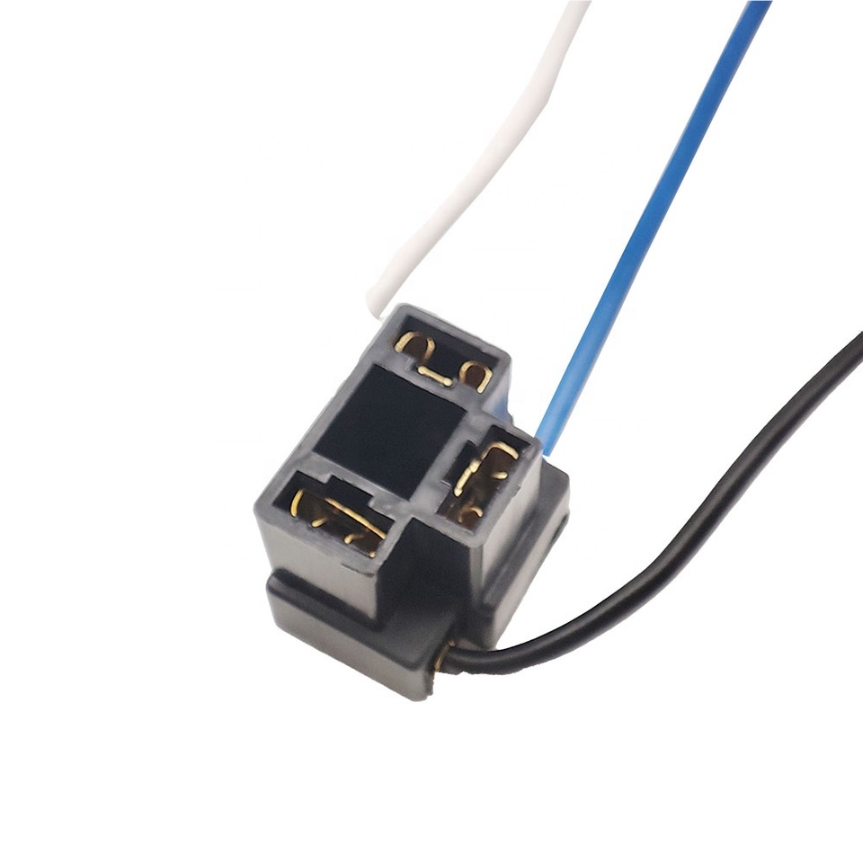 Vehicle Connector Plug H4 Socket Ceramic 3 Pin Plug Fuse Holder Headlamp