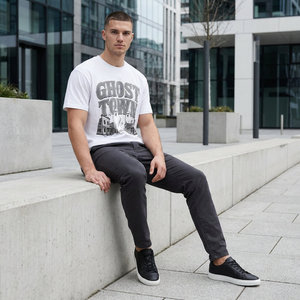 Camiseta de Manga Corta para Hombre, Corte Regular, Estampado Gráfico, Diseño Retro de Ciudad Fantasma, Estilo Occidental, Informal, de Algodón, OEM ODM - Product Image 1