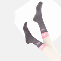 Chaussettes longues antidérapantes avec poignée Chaussettes de sport Pilates personnalisées pour femmes Chaussettes souples et polyvalentes de meilleure qualité