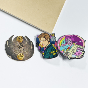 Proveedor Mayorista de Pins Personalizados Sin Pedido Mínimo, Broches de Anime, Pins de Solapa con Logotipo Personalizado, Pins de Metal Esmaltados Suaves y Duros - Product Image 1