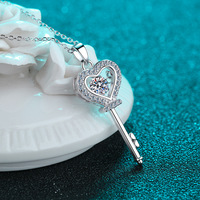 Usine en vrac Unique Design coeur clé en forme de Moissanite pendentif 925 ruban femme bijoux fins luxe collier en argent Sterling