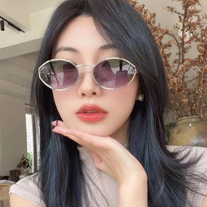 Gafas de Sol Ovaladas de Diseñador de Marca a Precio de Fábrica, Gafas de Sol Redondas Pequeñas de Alta Calidad para Mujer con Logotipo - Product Image 2