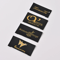 Etiquettes textiles en satin tissées à plis d'extrémité à haute densité de forme personnalisée en gros pour la conception de vêtements personnalisés