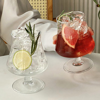 Verre à cocktail moderne minimaliste sur pied en verre de chaux pour café glacé, boissons froides et eau pétillante