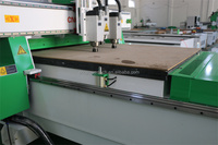 Trois processus portail fraisage 4x8 1325 porte en bois faisant cnc routeur 3 axes 4 axes cnc machine