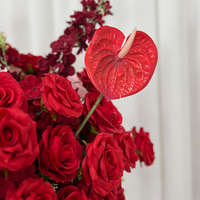 Rote Künstliche Rosen und Anthurien Tischdekoration für Hochzeitszeremonie und Empfangsdekoration