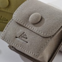 Pochette d'emballage pour bijoux en microfibre de 1,2 mm d'épaisseur, personnalisée avec bouton-pression, en suède doux, avec compartiment latéral pour bijoux