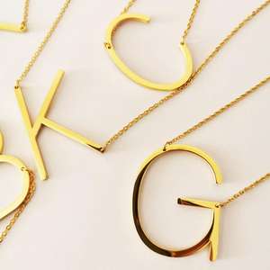Collar con Inicial de Gran Tamaño Chapado en Oro para Mujer, Eslabón Lateral Personalizado con Alfabeto Grande de Acero Inoxidable A LA Moda - Product Image 4