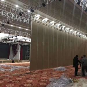 Cloisons mobiles ignifugées 60 minutes avec porte de passage pour salle de conférence - Product Image 1