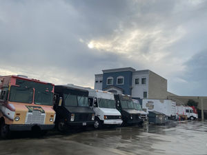 Chariot de nourriture mobile en acier inoxydable remorquable par camion avec 4 étagères pour le café, la crème glacée, les hamburgers, la pizza et les hot-dogs, entreprise de restauration - Product Image 4