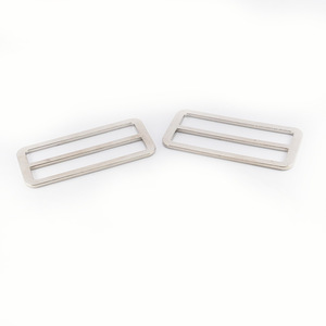 หัวเข็มขัดแบบเลื่อน โลหะผสมสังกะสี 75 มม. ทนทานต่อการสึกหรอ สำหรับกระเป๋า เป้สะพายหลัง เข็มขัด ปรับได้ อุปกรณ์เสริมห่วงรูปตัว D หัวเข็มขัดโลหะ - Product Image 1