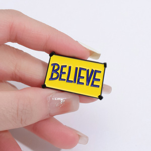 En gros, Nouvelles Broches en métal émaillées créatives et humoristiques avec texte en anglais 'Panneau d'avertissement jaune', pour vêtements, cadeau souvenir - Product Image 5