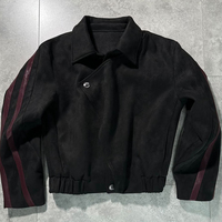 Veste en Faux Daim Noir Personnalisée pour Hommes avec Rayures Latérales sur les Manches, Patte de Boutonnage Asymétrique, Style Vintage Streetwear, Fabricant de Vêtements OEM ODM