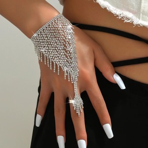 Bracelet en diamant scintillant avec pompon chaîne dos à la main Bijoux pour femme avec strass