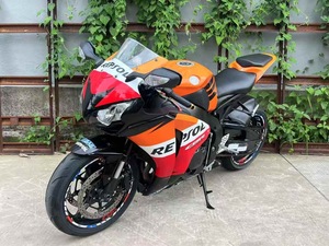 <span class=keywords><strong>Moto</strong></span> à essence d'occasion Honda <span class=keywords><strong>CBR1000RR</strong></span> - 4 cylindres, refroidie par eau, 1000 cm³ - Motos sportives d'occasion à essence - Product Image 3