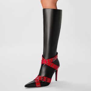 Bottes hautes rouges à talon fin et bout pointu pour femme, grande taille 45, avec boucles métalliques, coupe large, fermeture éclair latérale et ceinture - Product Image 1