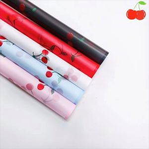 Papier d'emballage pour bouquet de fleurs en plastique imperméable imprimé avec un motif de cerises rouges, 58*58 cm/pièce, papier d'emballage floral - Product Image 3