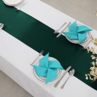 Chemin de table en satin 12 x 108 pouces pour la décoration de mariages et d'événements