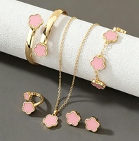 Set de 5 Piezas de Joyería para Mujer: Pulseras de Flor de Cinco Hojas de la Suerte, Dijes de Trébol de Acrílico, Pulsera, Collar, Anillo y Pendientes Bañados en Oro