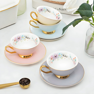 Set di <span class=keywords><strong>tazze</strong></span> e piattini <span class=keywords><strong>da</strong></span> tè in porcellana di lusso con manico dorato, tazza <span class=keywords><strong>da</strong></span> tè <span class=keywords><strong>da</strong></span> caffè con motivo floreale in ceramica - Product Image 3