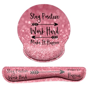 Juego de Alfombrilla para Teclado y Ratón con Reposamuñecas de Espuma Viscoelástica con Letras Artísticas Kelida, Base Antideslizante para Oficina y Hogar - Product Image 1