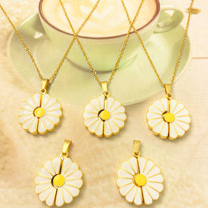 Collier Pendentif Tournesol et Marguerite en Acier Inoxydable Plaqué Or 18 carats pour <span class=keywords><strong>Femme</strong></span> - Vente en Gros de Bijoux Inspirants - Product Image 3