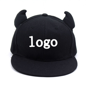 Bán buôn bông Quỷ sừng Snapback Mũ 6 Bảng điều chỉnh hóa đơn phẳng khối lượng tùy chỉnh trong màu đen cho nam giới và phụ nữ vải không thấm nước - Product Image 1