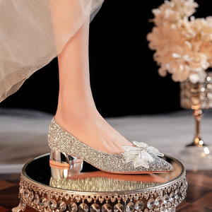 3333D-002 Sandalias de Tacón Bajo con Punta Puntiaguda y Adorno de Lazo, Elegantes y Cómodas para Bodas y Fiestas - Product Image 1