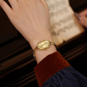 นาฬิกาข้อมือผู้หญิงทรงรีอัลลอยด์ขนาดกะทัดรัด แฟชั่นย้อนยุค สีทอง - Product Image 3