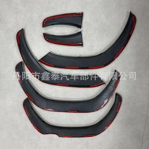 Toyota Hilux 2016 - Extensions d'ailes noires en PP pour passages de roues - Accessoires pour camionnettes - Product Image 2