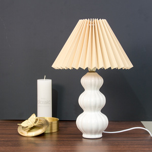 Linda Lámpara de Mesa con Pliegues de Cuadros, Base de Cerámica, Pantalla a Cuadros Rojos y Blancos, Lámpara de Escritorio Vintage para Dormitorio o Sala de Estar - Product Image 4