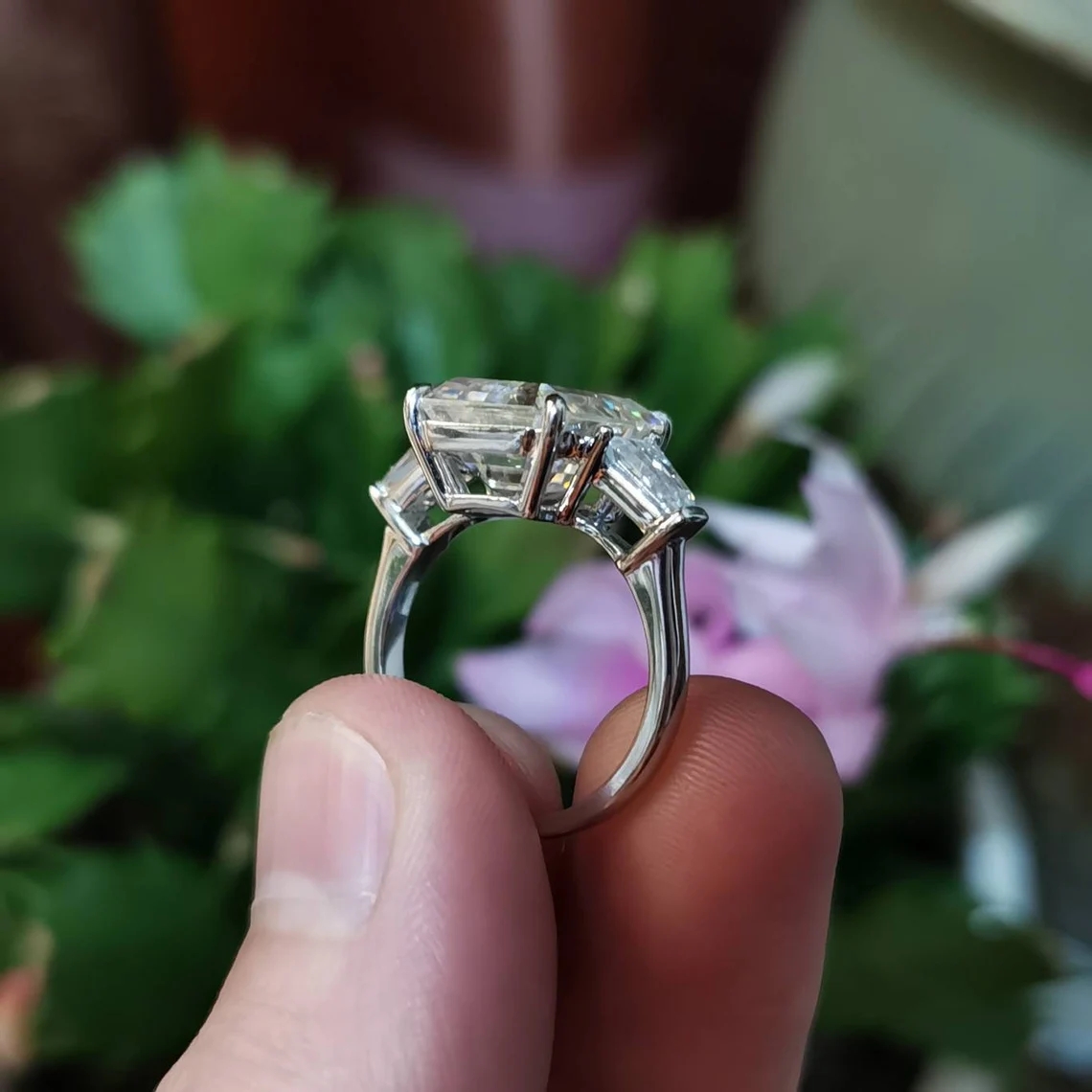 【4ct】最高級モアサナイト エメラルドカット テーパードバケット リング 4ct】最高級モアサナイト エメラルドカット テーパードバケット