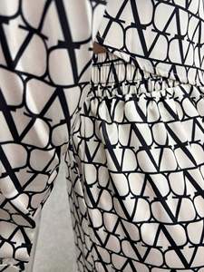 ชุดเซ็ต 2 ชิ้น เสื้อเชิ้ตแขนยาวพิมพ์ลายติดกระดุมแถวเดียวและกางเกงขายาว แฟชั่นสตรีทแวร์สำหรับผู้หญิง ฤดูใบไม้ผลิ 2025 รุ่น GX3993 - Product Image 4