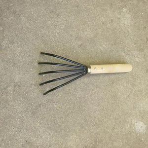 <span class=keywords><strong>Râteau</strong></span> à griffes Gardeners <span class=keywords><strong>en</strong></span> acier de qualité 5 dents et <span class=keywords><strong>bois</strong></span> de première qualité <span class=keywords><strong>Râteau</strong></span> de <span class=keywords><strong>jardin</strong></span> <span class=keywords><strong>japonais</strong></span> à griffes Cultivateur <span class=keywords><strong>pour</strong></span> sol aéré - Product Image 1