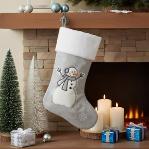 ชุดของขวัญคริสต์มาสสุดหรู ลดราคาพิเศษ ตกแต่งต้นคริสต์มาสด้วยกวางเรนเดียร์สีเทา ตุ๊กตาหิมะ ซานต้า พร้อมถุงเท้าคริสต์มาสปักลาย จำนวนมาก - Product Image 3