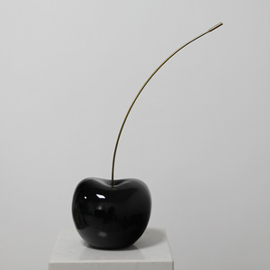 Ornement en résine brillante en forme de cerise, sculpture de fruit de luxe léger, décoration de bureau moderne pour salon, artisanat d'intérieur moderne - Product Image 3