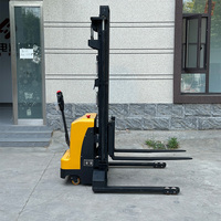 Gerbeur électrique autopropulsé de 1 à 2 tonnes avec fonction de levage initial pour la montée de rampes et le passage sur terrains accidentés, idéal pour l'utilisation en entrepôt, durable