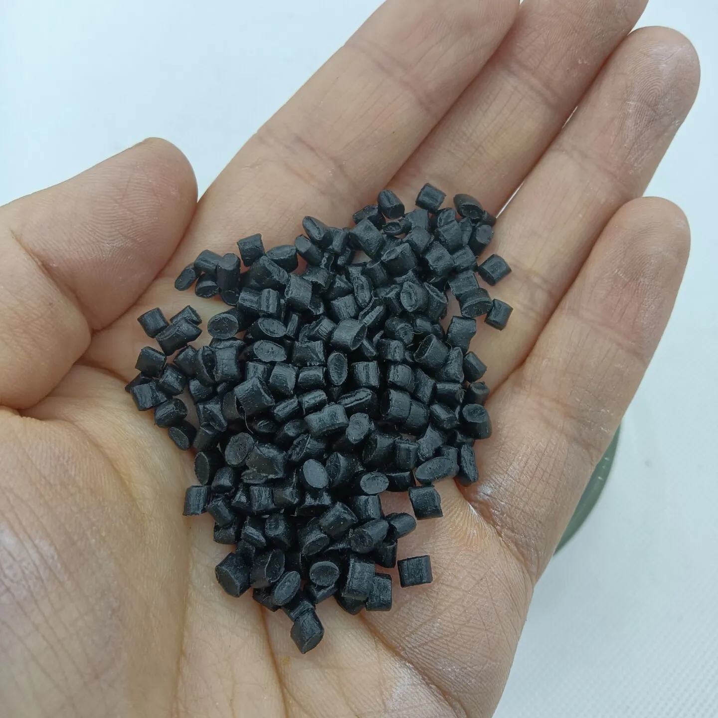 Düşük fiyat geri dönüşümlü hdpe granülleri HDPE granülleri doğal siyah renk yüksek yoğunluklu polietilen HDPE PE100