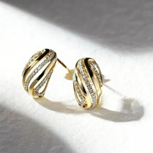 Orecchini a Perno con Design Lineare per Donne, Eleganti Accessori per Orecchie da Indossare Quotidianamente - Product Image 2