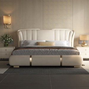 Cadre de lit capitonné de luxe - Lit king size en cuir de style moderne crème avec incrustations métalliques dorées pour ensemble de meubles de chambre principale - Product Image 4