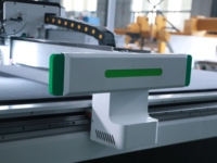Geautomatiseerde textiel snijmachine met draaibare tafel, vibrerende mes en rondmes voor polyester en katoenvezels.