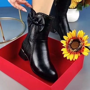<span class=keywords><strong>Botines</strong></span> <span class=keywords><strong>de</strong></span> tacón grueso con punta y lazo para <span class=keywords><strong>mujer</strong></span>, <span class=keywords><strong>de</strong></span> cuero repujado con detalles tejidos, venta al por mayor - Product Image 2