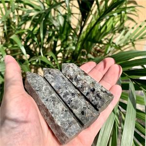 Vente en gros de pierres de cristal Yooperlite naturelles polies de style bohème, tour de cristal pour décoration d'intérieur unique et cadeaux de vacances - Product Image 3