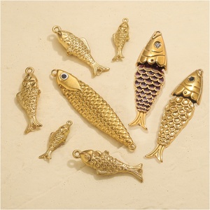 Breloques de poisson mobiles pour enfants |   Pendentifs en acier inoxydable plaqué or 18K PVD pour la fabrication de bijoux DIY |   Durable et imperméable - Product Image 2