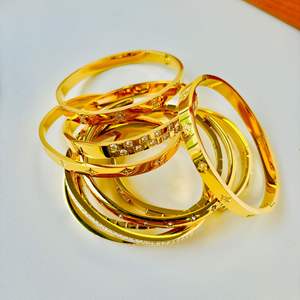 <span class=keywords><strong>Bracelet</strong></span> <span class=keywords><strong>Femme</strong></span> Étoile en Acier Inoxydable Anti-ternissement et Étanche, Motif Damier, Manchette Plaqué Or 18K avec Zircon XIXI, Bijoux - Product Image 4