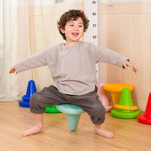 หินทรงตัวเสริมพัฒนาการประสาทสัมผัสสำหรับเด็ก ใช้ได้ทั้งในบ้านและนอกบ้าน ผลิตจากพลาสติกที่เป็นมิตรกับสิ่งแวดล้อม พร้อมเก้าอี้ทรงเฉียงหนึ่งตัว และวงกลมขนาดใหญ่สี่วง สำหรับเด็กอายุ 4 ปีขึ้นไป - Product Image 1