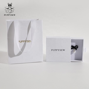 PUPPYSEW Boîte à bijoux en carton 9*9cm avec logo personnalisé, boîte à anneaux, à boucles d'oreilles, à colliers, avec sac en papier - Product Image 1