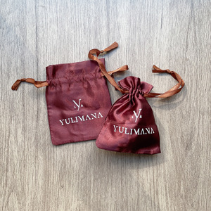 Bolsas de satén de seda color borgoña personalizadas al por mayor con cordón, bolsas de regalo pequeñas de satén con logo impreso en blanco para empaque de joyería y cosméticos - Product Image 5