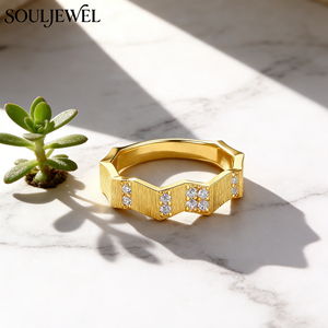 Bague en moissanite géométrique ondulée Souljewel, plaquée or 18 carats, argent 925, forme irrégulière, couleur D, VVS, cadeau de fiançailles ou de mariage pour <span class=keywords><strong>femme</strong></span> - Product Image 1