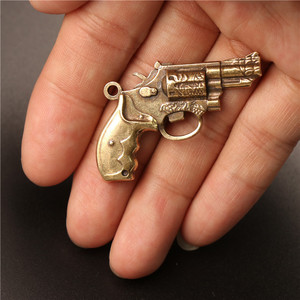 El nuevo llavero de pistola caliente de metal al por mayor de latón 3D vintage accesorios de llavero personalizado retro pistola giratoria llavero de pistola de metal - Product Image 4
